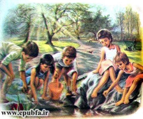 بچه ها کنار حوض ماهی پارک با ماهی ها بازی می کنند-قصه کودکانه ایپابفا