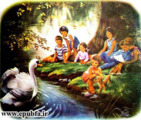 بچه ها و مادرشان کنار حوض پارک نشسته اند و به قوی سفید نگاه می کنند-قصه کودکانه ایپابفا