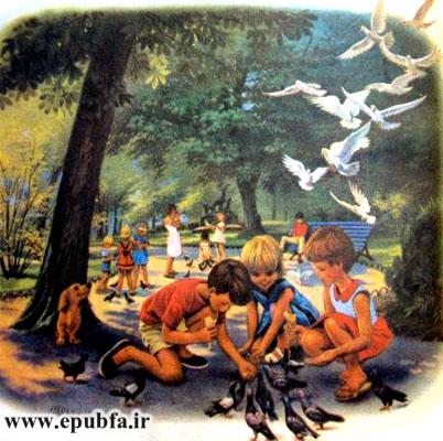 کودکان در پارک به کبوترها دانه می دهند-قصه کودکانه ایپابفا
