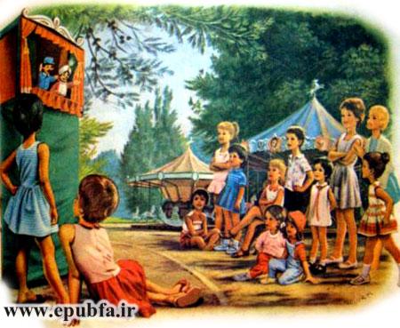 کودکان در پارک مشغول تماشای عروسک خیمه شب بازی هستند-قصه کودکانه ایپابفا