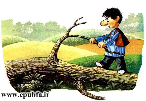 پسربچه روستایی درحال شکستن شاخه خشک برای کمک به مورچه ها - قصه کودکانه ایپابفا