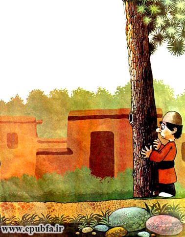 پسرک با کلاه نمدی پشت درخت قایم شده و دزدکی زاغ سیاه چوب می زند -قصه کودکانه ایپابفا