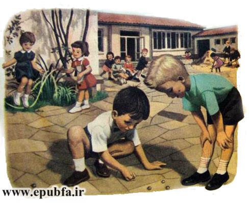 بچه های دانش اموز در حیاط مدرسه تیله بازی می کنند - قصه کودکانه ایپابفا