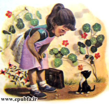 دختر دانش آموز کنار گل های پیچک با گربه سیاه صحبت می کند - قصه کودکانه ایپابفا