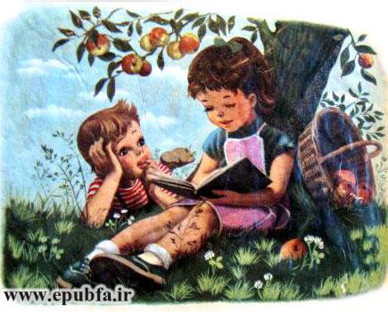 خواهر و برادر کوچولو زیر درخت سیب نشسته اند و کتاب قصه می خوانند - قصه کودکانه ایپابفا