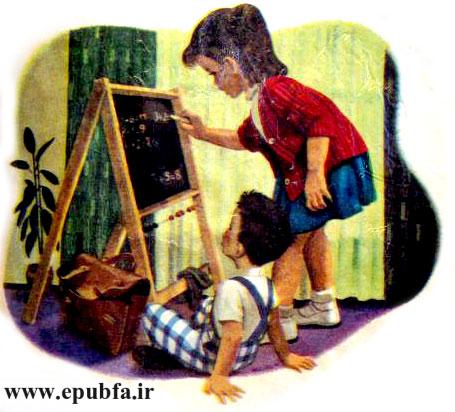 خواهر و برادر درحال نوشتن درس روی تخته سیاه هستند - قصه کودکانه ایپابفا