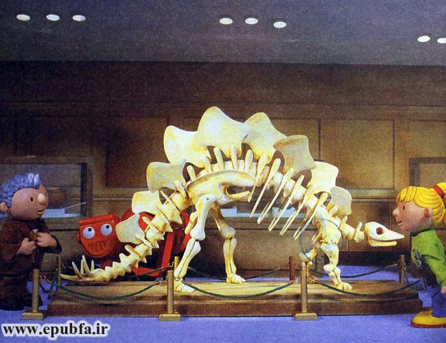 مدیر موزه، بقیه‌ی استخوان‌ها را سر جایشان قرار داد و اسکلت دایناسور کامل شد.