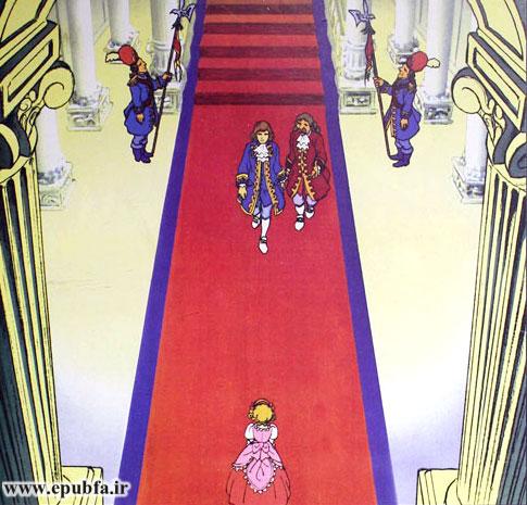 سیندرلا از کالسکه پیاده شد و وارد تالار شد، شاهزاده و پدرش به استقبال او آمدند