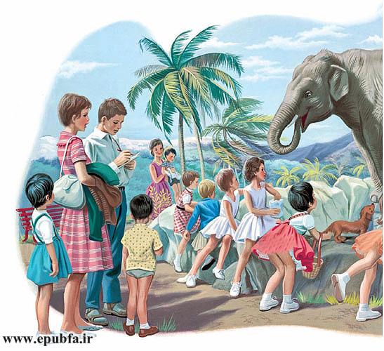 فیل با خرطومش غذا را برمی‌دارد